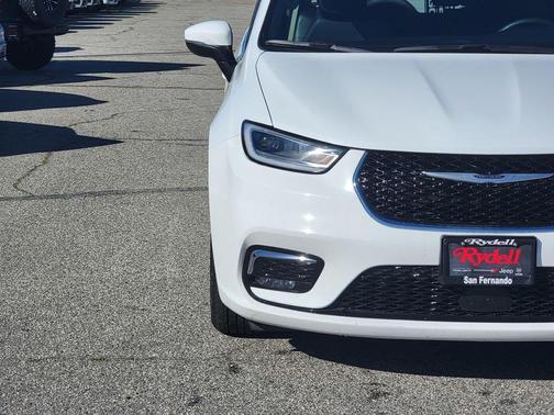 2023 Chrysler Pacifica Touring-L