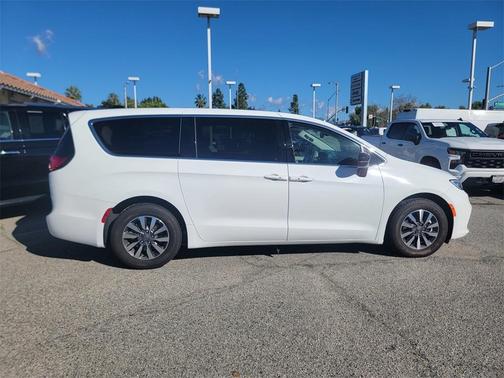 2024 Chrysler Pacifica Hybrid Select
