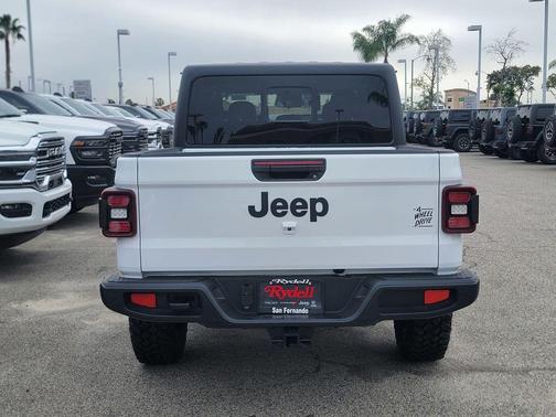 2026 Jeep Gladiator Sport