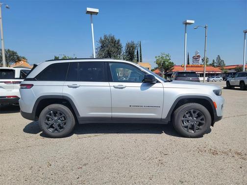 2024 Jeep Grand Cherokee Laredo