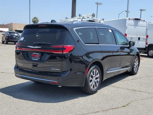 2025 Chrysler Pacifica Hybrid Pinnacle