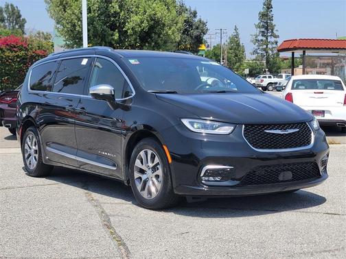 2025 Chrysler Pacifica Hybrid Pinnacle