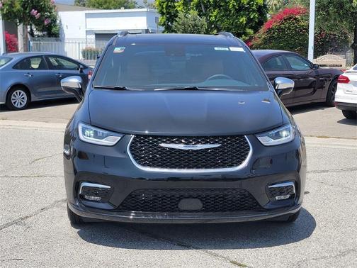 2025 Chrysler Pacifica Hybrid Pinnacle