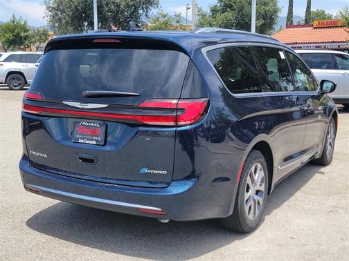 2025 Chrysler Pacifica Hybrid Pinnacle