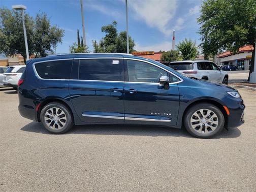 2025 Chrysler Pacifica Hybrid Pinnacle