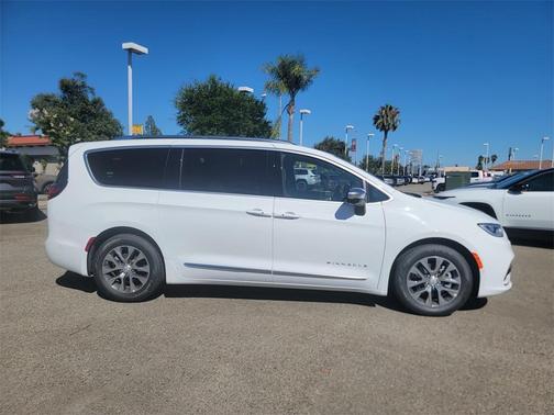 2025 Chrysler Pacifica Hybrid Pinnacle