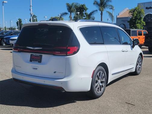 2025 Chrysler Pacifica Hybrid Pinnacle
