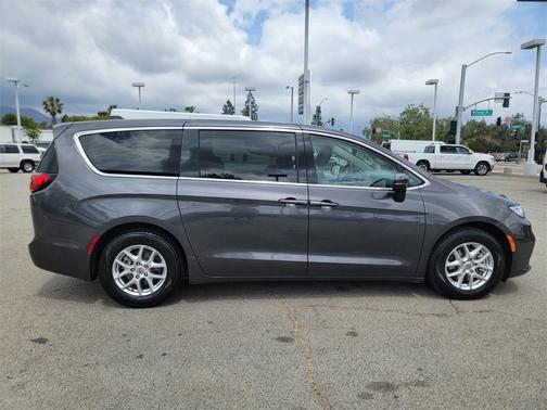 2023 Chrysler Pacifica Touring-L