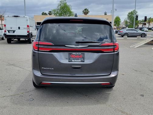 2023 Chrysler Pacifica Touring-L