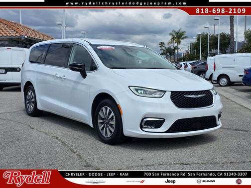 White 2024 Chrysler Pacifica Hybrid Select
