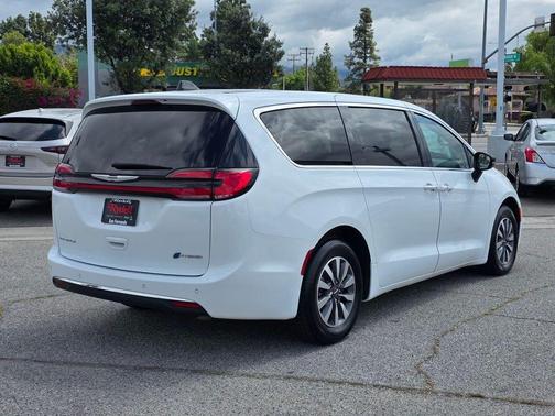 White 2024 Chrysler Pacifica Hybrid Select