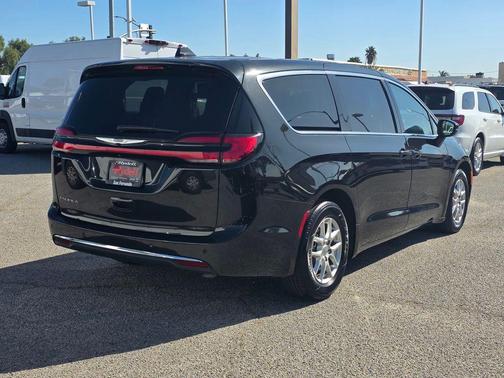 2023 Chrysler Pacifica Touring-L