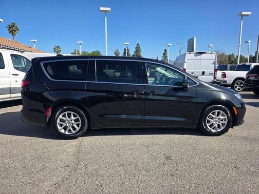 2023 Chrysler Pacifica Touring-L