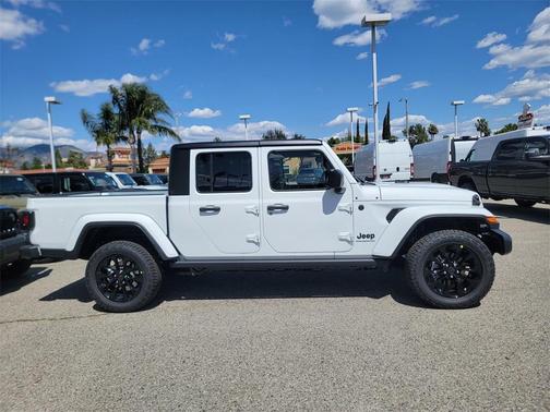 2025 Jeep Gladiator Sport