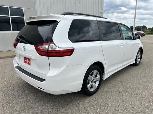 2018 Toyota Sienna LE
