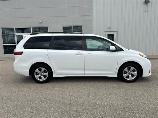 2018 Toyota Sienna LE