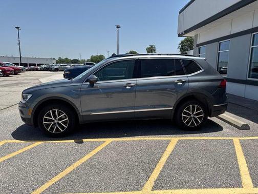 Platinum Gray Metallic 2020 Volkswagen Tiguan 2.0T SE 4MOTION