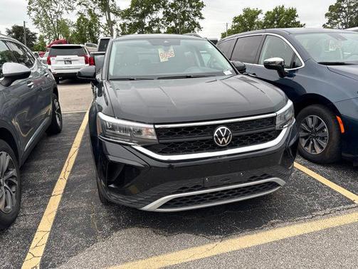 Deep Black Pearl 2024 Volkswagen Taos 1.5T SE