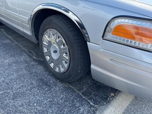 2004 Ford Crown Victoria Standard
