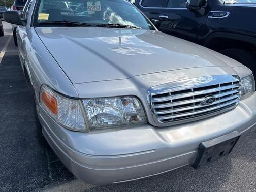 2004 Ford Crown Victoria Standard