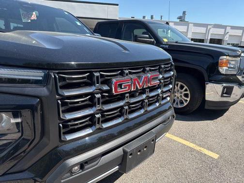 Onyx Black 2023 GMC Canyon AT4