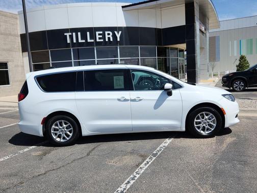 2022 Chrysler Voyager LX