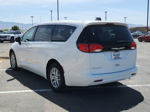 2022 Chrysler Voyager LX