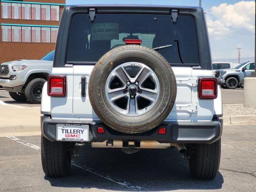 Bright White Clearcoat 2021 Jeep Wrangler Unlimited Sahara