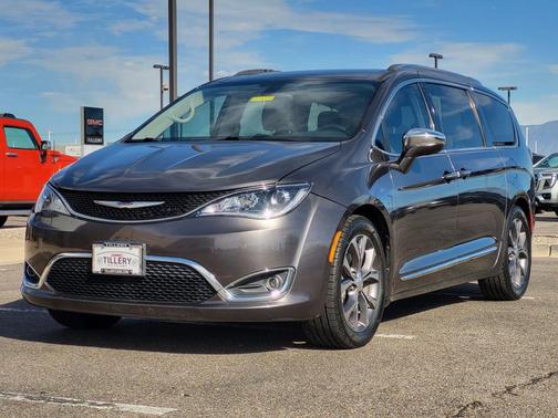 Granite Crystal Clearcoat Metallic 2017 Chrysler Pacifica Limited