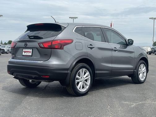 Gun Metallic 2017 Nissan Rogue Sport S