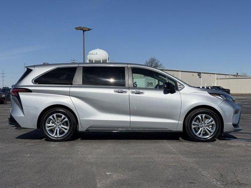 2023 Toyota Sienna XSE 7 Passenger
