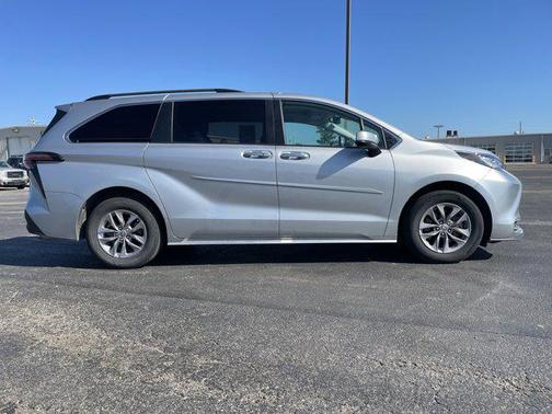2022 Toyota Sienna XLE 7 Passenger
