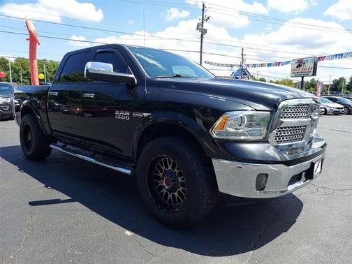 Photo 3 of 28 of 2015 RAM 1500 Laramie