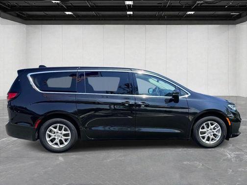 Brilliant Black Crystal Pearlcoat 2023 Chrysler Pacifica Touring-L