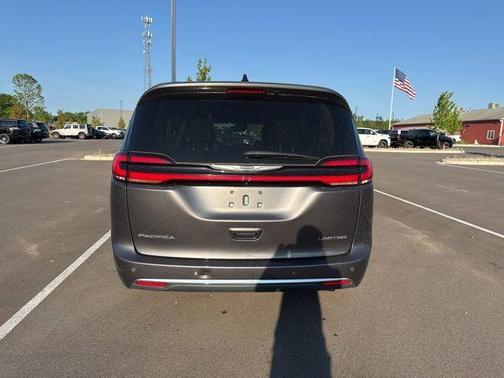 Crystal Metallic 2023 Chrysler Pacifica Limited