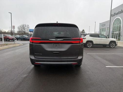 2023 Chrysler Pacifica Touring-L