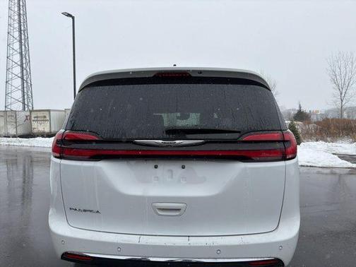 2024 Chrysler Pacifica Touring-L