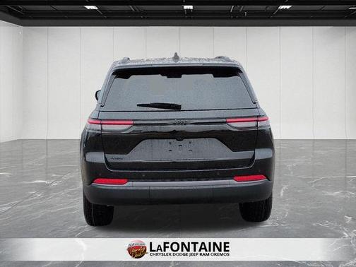 Diamond Black 2026 Jeep Grand Cherokee Laredo