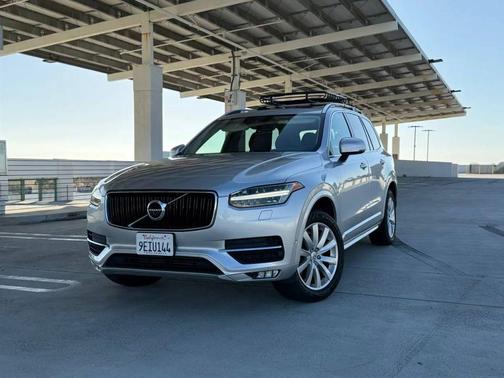Bright Silver Metallic 2016 Volvo XC90 T6 Momentum