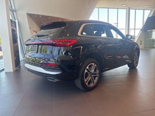 Mythos Black Metallic 2025 Audi Q5 Premium TFSI quattro S tronic