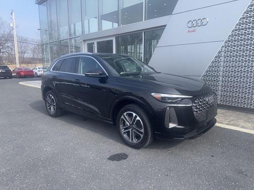 Mythos Black Metallic 2025 Audi Q5 Premium TFSI quattro S tronic