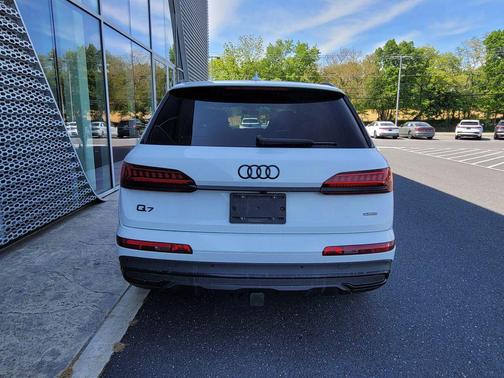Glacier White Metallic 2024 Audi Q7 55 Premium Plus