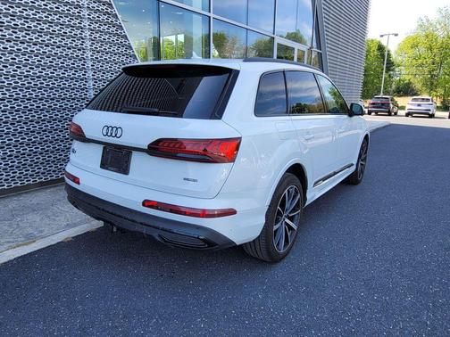 Glacier White Metallic 2024 Audi Q7 55 Premium Plus