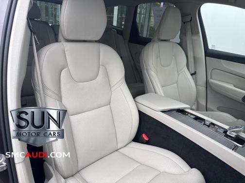 2024 Volvo XC60 B5 Ultimate Dark Theme