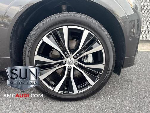 2024 Volvo XC60 B5 Ultimate Dark Theme