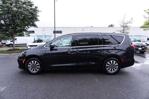 Brilliant Black Crystal Pearlcoat 2022 Chrysler Pacifica Hybrid Touring L