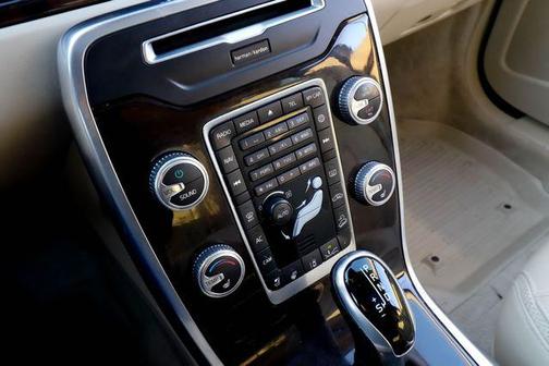 2016 Volvo XC70 T5 Platinum