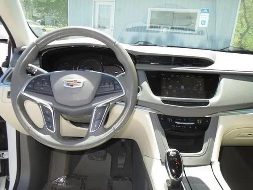 Crystal White Tricoat 2019 Cadillac XT5 Luxury