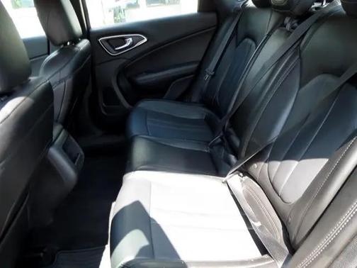 2017 Chrysler 200 Limited