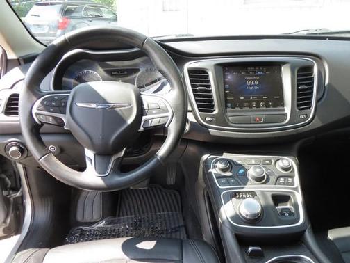 2017 Chrysler 200 Limited